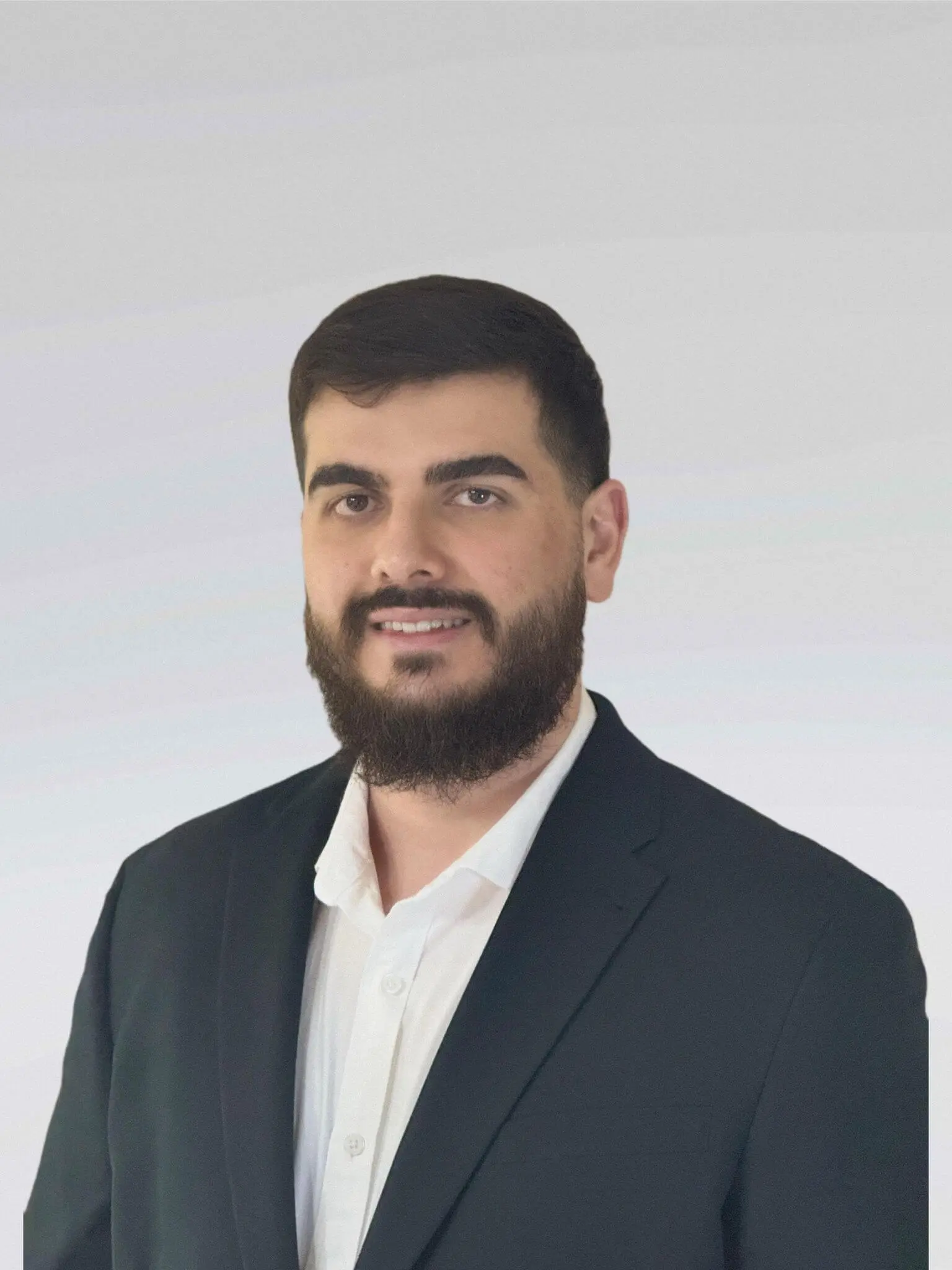 Porträt von Cem B. Dozent im schwarzen Anzug