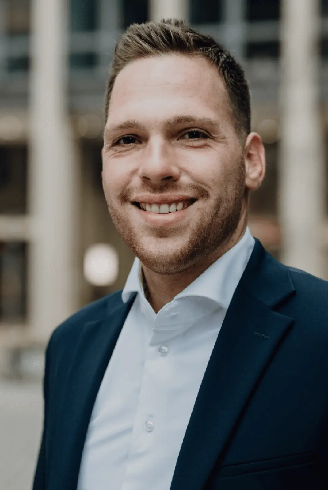 Christopher U. Dozent lächelt im Business-Look