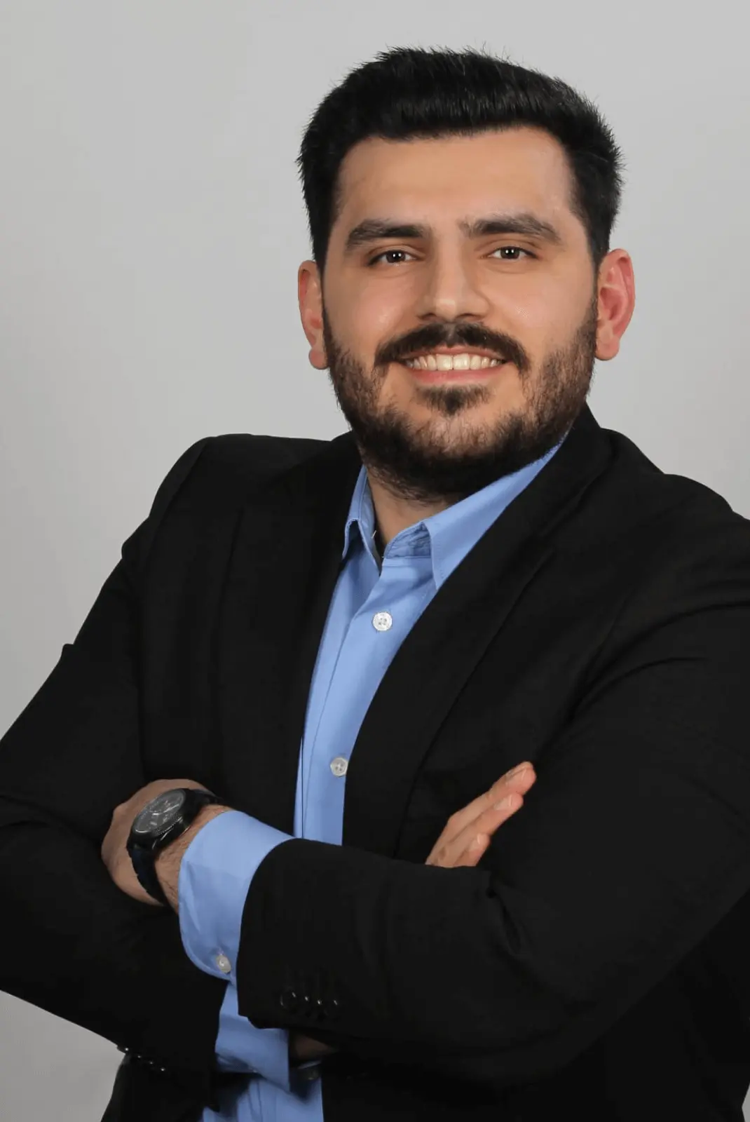 Porträt von Ercan O. Dozent mit verschränkten Armen