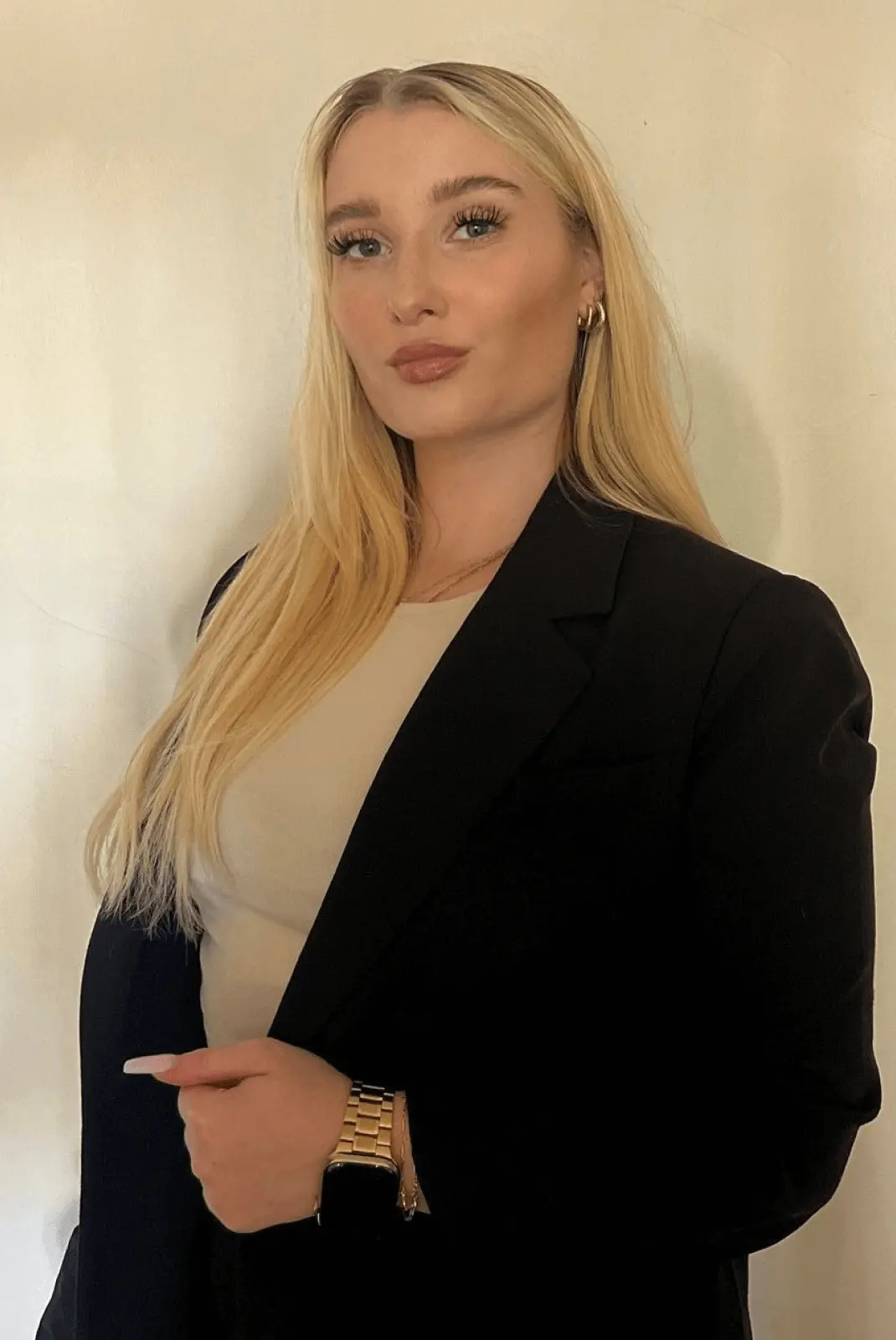 Dozentin Janine W. im schwarzen Blazer