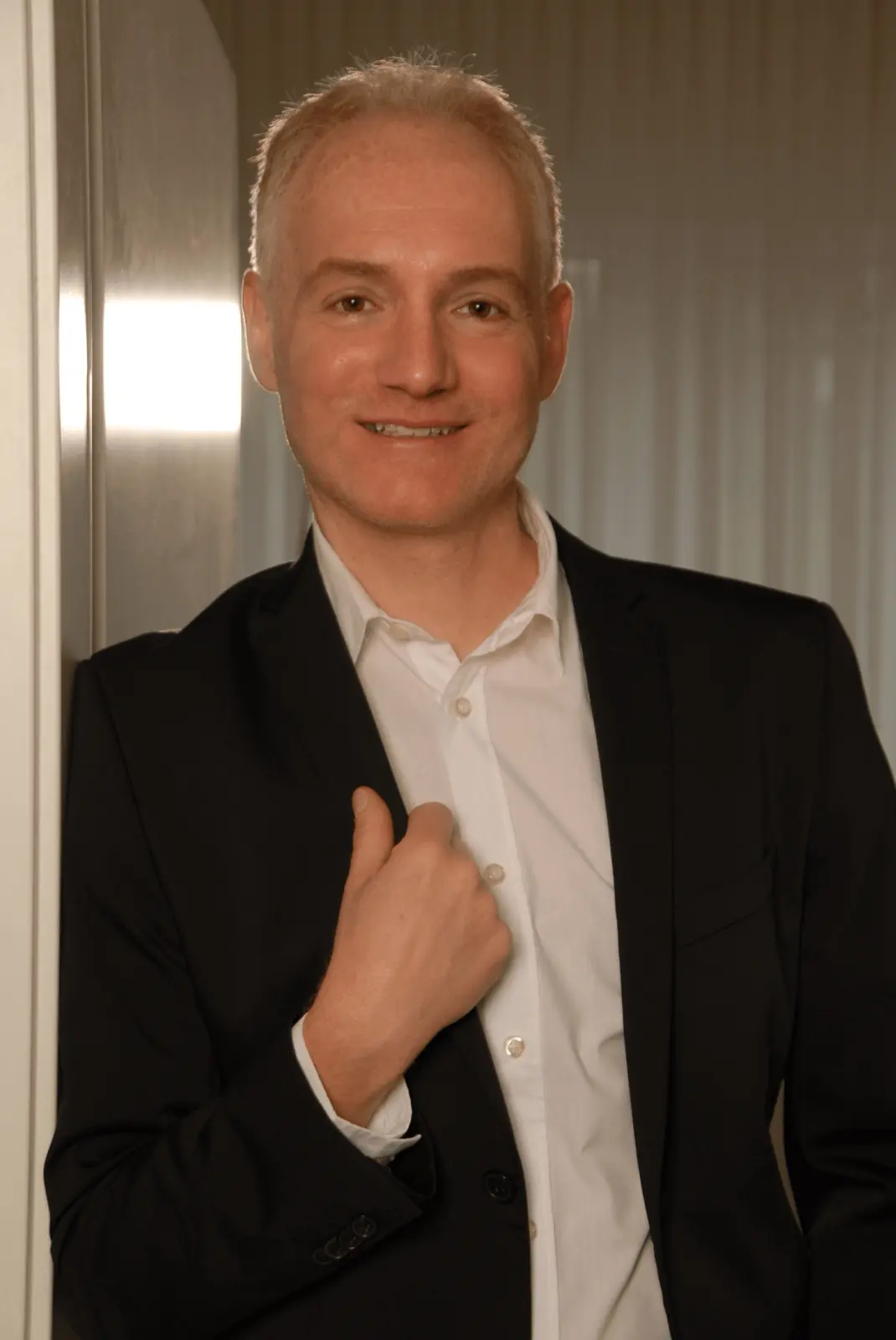 Dozent Markus K. im schwarzen Anzug