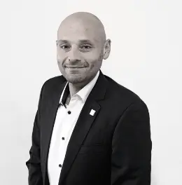 Porträt von Dozent Michael M. in Schwarz-Weiß