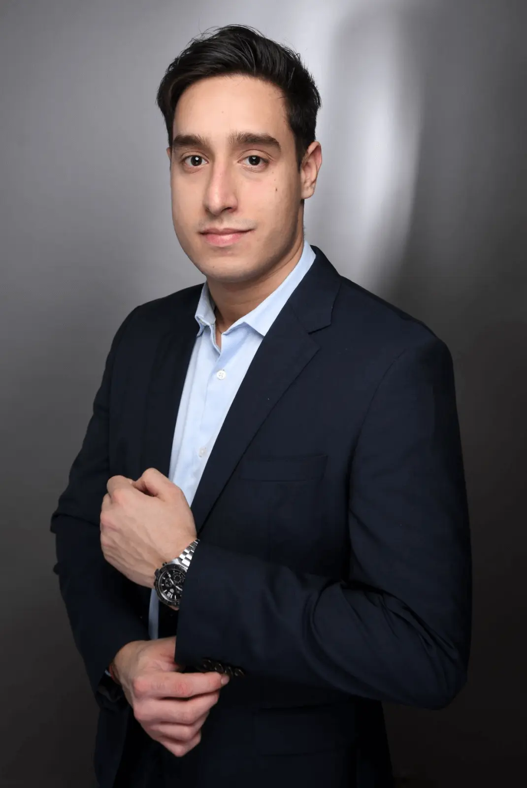 Dozent Toni D. im dunklen Anzug mit blauen Hemd